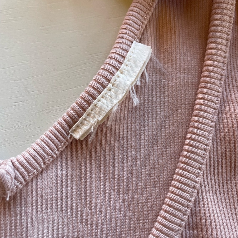Pink Ribbed Top - Tag ripped out ? Says size S but I think M too. Cute bows 🩷 - Picture 4 of 6